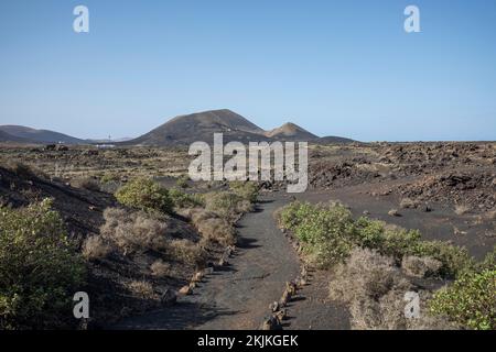 Blick auf die Bergkette mit Vulkanen im Timanfaya-Nationalpark, Lanzarote, Kanarische Inseln, Spanien, Europa Stockfoto