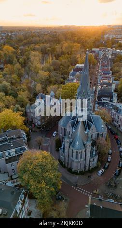 Vondelkirche, katholische Kirche in Amsterdam und Sonnenuntergang im Vondelpark Stockfoto