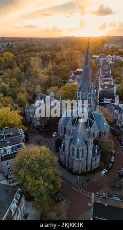 Vondelkirche, katholische Kirche in Amsterdam und Sonnenuntergang im Vondelpark Stockfoto