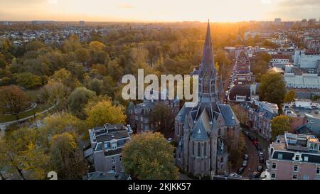 Vondelkirche, katholische Kirche in Amsterdam und Sonnenuntergang im Vondelpark Stockfoto