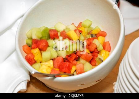 Gemischter frischer Obstsalat in einer Schüssel Stockfoto