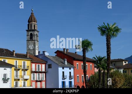 Seepromenade in Ascona mit Kirche Santi Pietro e Paolo, Lungolago, Kanton Ticino, Schweiz, Europa Stockfoto