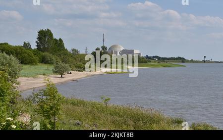 Das stillgelegte Kernkraftwerk Brokdorf am Strand der Elbe, Schleswig-Holstein, Deutschland, Europa Stockfoto