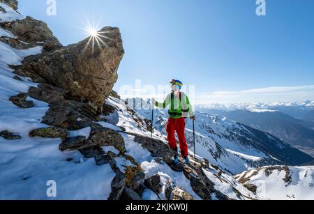 Skitouristen, die Mitterkogel besteigen, Blick auf schneebedeckte Bergpanorama und Inntal-Tal, Kühtai, Stubai-Alpen, Tirol, Österreich, Europa Stockfoto