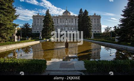 Die Sabatini-Gärten sind Teil des königlichen Palastes von Madrid Stockfoto