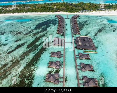 Luftaufnahme, Paradise Island mit Wasser Bungalows, Indischer Ozean, Lankanfushi, North Malé Atoll, Malediven, Asien Stockfoto