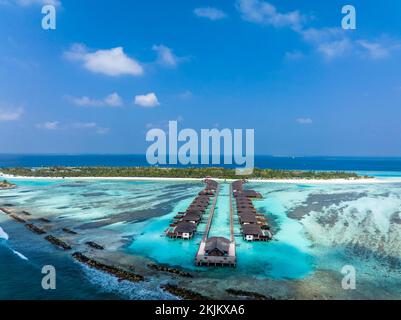 Luftaufnahme, Paradise Island mit Wasser Bungalows, Indischer Ozean, Lankanfushi, North Malé Atoll, Malediven, Asien Stockfoto