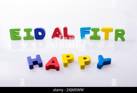 Das Wort EID EL FITR mit bunten Buchstaben Stockfoto