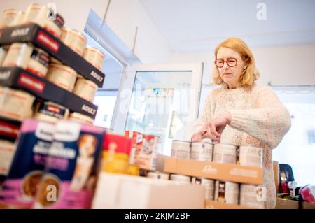 Bremen, Deutschland. 18.. November 2022. Petra Schuh, Freiwillige bei der Bremer Tiertafel, bereitet Tierfutter in Dosen für die Verteilung an bedürftige Tierhalter zu. Die Zahl der bedürftigen Haustierbesitzer und der Bedarf an Heimtierfutter und Sachspenden sind in diesem Jahr stark gestiegen. (Dpa: "Die Nachfrage in Tiertafeln in Niedersachsen und Bremen steigt") Kredit: Hauke-Christian Dittrich/dpa/Alamy Live News Stockfoto