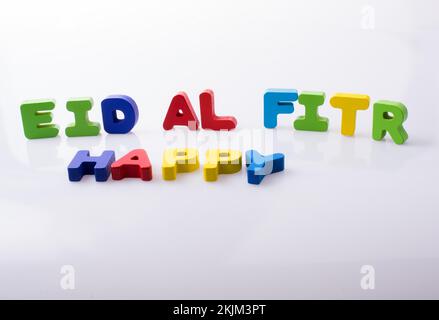 Das Wort EID EL FITR mit bunten Buchstaben Stockfoto