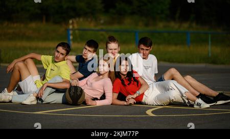 Ivano-Frankivsk, Ukraine 14. Juli 2022: Porträt einer Gruppe von Jugendlichen auf einem Sportplatz, Foto von Kindern mit einem Ball. Stockfoto