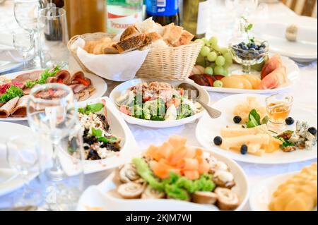 Blick von oben auf den Buffettisch mit einer Auswahl an gesunden herzhaften Speisen, Bankett und Vorspeise, Restaurantmenükonzept, großzügige Feiertagsfeier. Stockfoto