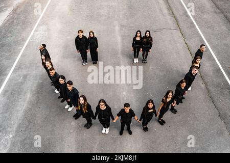 Ivano-Frankivsk, Ukraine 15. Mai 2021: Foto von Studenten, die auf dem Schulhof ein Smiley machten, Studenten in schwarzer Kleidung, einem lustigen Smiley und Studenten. Stockfoto