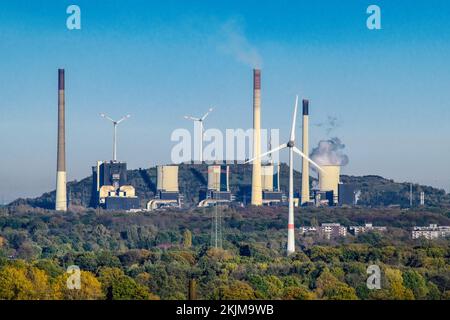 Ansicht des Kraftwerks Scholven der Uniper Kraftwerke GmbH vor und hinter ihm Windturbinen für erneuerbare Energien im Hintergrund Schlacke von o Stockfoto