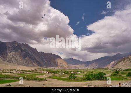 Landwirtschaftliche Landschaft in kalten Wüstenregionen des Zanskar-Tals von Ladakh Stockfoto