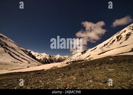 Malerischer Blick auf die kalte Wüste in den Bergen auf dem Weg nach Zanskar im indischen Bundesstaat Ladakh Stockfoto