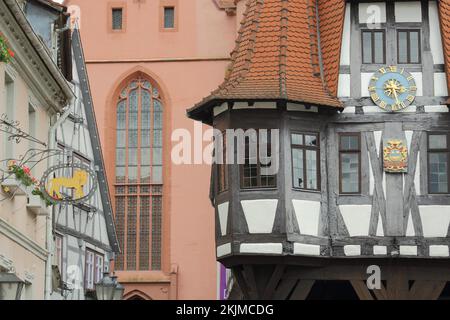 Historisches Rathaus mit Uhr und Oriel, Stadtkirche und Nasenschild des Fachwerkhauses, Michelstadt, Hessen, Odenwald, Deutschland, Europa Stockfoto