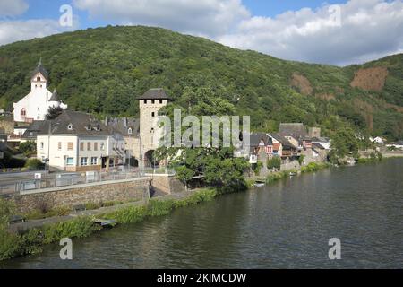 Blick auf die Stadt mit Torturm und Häusern auf der Lahn, Dausenau, Bad Ems, Rheinland-Pfalz, Deutschland, Europa Stockfoto