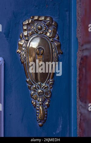 Antikes Türschloss an einer Haustür, Lüneberg, Niedersachsen, Deutschland, Europa Stockfoto
