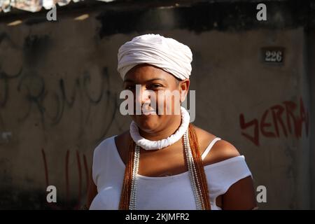 Afrikanische Traditionen in Quilombo, junge Frau afrikanischer Herkunft, die Kleidung ihrer Religion trägt, Umbanda, Brasilien, Südamerika Stockfoto