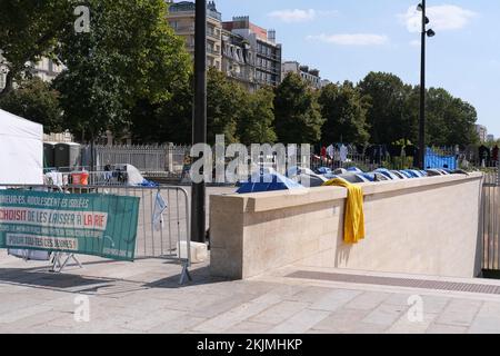 Ein Blick aus der Vogelperspektive auf das Obdachlosenlager in der Nähe des Bastille-Platzes und des Canal Saint Martin in Paris Stockfoto