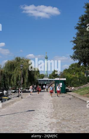 Ein Blick auf die Menschen, die im Hintergrund des Pariser Platzes Bastille laufen Stockfoto