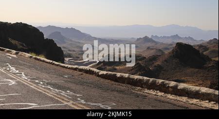 Sitgreaves Pass auf der historischen Route 66 mit Blick auf das Golden Valley. Oatman, Arizona, USA, Nordamerika Stockfoto