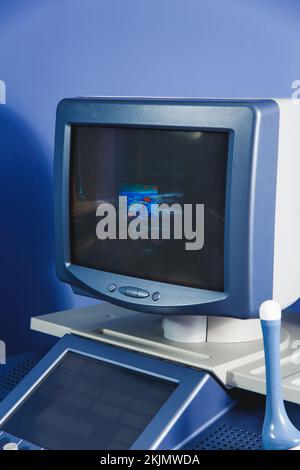 Das Bild menschlicher innerer Organe auf der Ausstellung des medizinischen Ultraschalldiagnosegerätes. Stockfoto