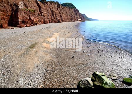 Blick auf den Strand und die Klippen in Pennington Point, Sidmouth, Devon, Großbritannien, Europa Stockfoto