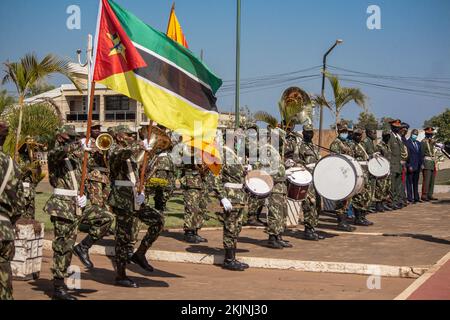 Militärmarsch in Begleitung der Militärkapelle Stockfoto