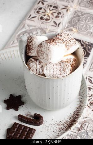 Heißgetränketasse mit Marshmallow und Schokolade. Weihnachtskreationen. Stockfoto