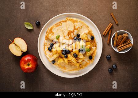 Crepes mit karamellisierten Zimtäpfeln, Draufsicht Stockfoto