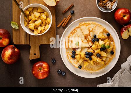 Crepes mit karamellisierten Zimtäpfeln, Draufsicht Stockfoto