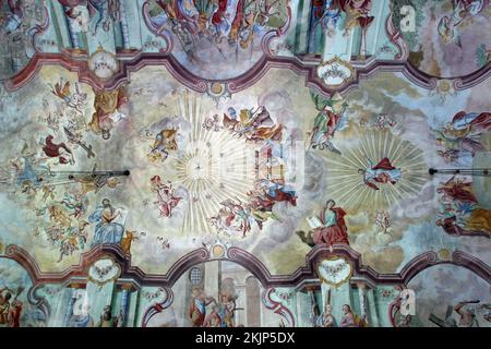 Bemalte Gewölbe über dem Kirchennetz mit Bildern von Christi Leidenschaft und Ruhm, Fresken in der Pfarrkirche unserer Lieben Frau von Schnee in Kutina, Kroatien Stockfoto