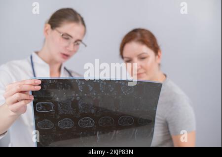 Ärztin erklärt der Patientin die mrt der inneren Organe. Stockfoto