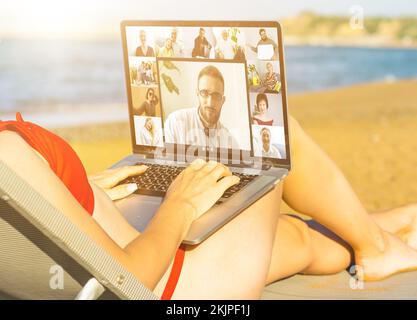 Online-Konferenz von Kollegen über einen Laptop. Videoanruf für Schulungen. Informative Webinare Chat zwischen verschiedenen Personen. Teambesprechung Stockfoto