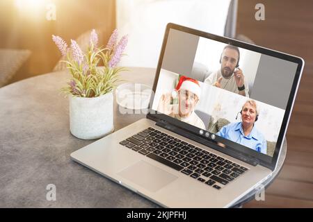 Rückansicht einer Mitarbeiterin, die an einer Webcam-Konferenz auf einem Laptop teilgenommen hat, eine Online-Briefing oder eine Konsultation von zu Hause aus durchgeführt hat, eine Mitarbeiterin spricht darüber Stockfoto