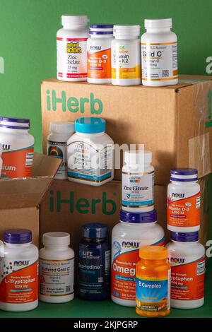 Vitamine, Mineralien und Mikronährstoffe aus iHerb Box. Viele verschiedene Gläser. Biologisch aktive Lebensmittelzusatzstoffe. Nahrungsergänzungsset online kaufen. Arzneimittel für die Gesundheit. Kiew, Ukraine - 13. Juli 2022 Stockfoto