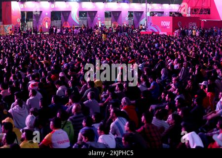 Fußballfans sehen das Spiel zwischen Portugal und Ghana beim FIFA Fan Festival im Al Bidda Park am 24. November 2022 in Doha, Katar. Foto: Igor Kralj/PIXSELL Kredit: Pixsell Photo & Video Agency/Alamy Live News Stockfoto