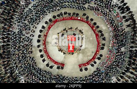 QIANDONGNAN, CHINA - 24. NOVEMBER 2022 - Luftfoto zeigt Menschen der ethnischen Gruppe Dong, die das Jahr der Dong-Nationalität während eines Opfers feiern Stockfoto