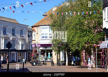 Traditionelle Läden und Einkaufsmöglichkeiten entlang der Old Fore Street im Stadtzentrum, Sidmouth, Devon, Großbritannien, Europa. Stockfoto