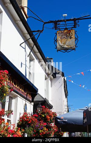 Hübsche Hängekörbe und Pub-Schild an der Vorderseite des Anchor Inn entlang der Old Fore Street im Stadtzentrum von Sidmouth, Großbritannien. Stockfoto