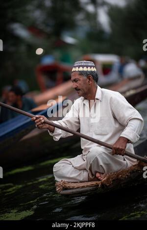 Indien, Srinagar, 2022-07-29. Ein Mann rudert sein Boot auf dem schwimmenden Markt von Srinagar, um sein Gemüse zu verkaufen. Foto von Alexander BEE/Hans Lucas. Stockfoto