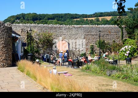 Touristen entspannen sich in einem Straßencafé in Connaught Gardens, Sidmouth, Devon, Großbritannien, Europa. Stockfoto