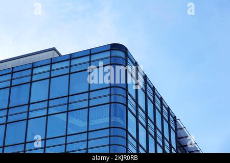 Modernes Bürogebäude mit Glasfassade vor blauem Himmel Stockfoto