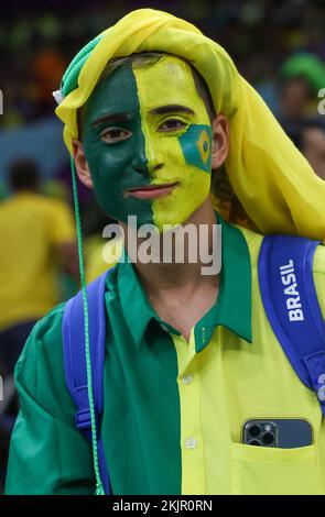 Ein brasilianischer Unterstützer mit grün-gelbem Gesicht, das während eines Fußballspiels zwischen Brasilien und Serbien in Gruppe G der FIFA-Weltmeisterschaft 2022 in Lusail, Bundesstaat Katar, am Donnerstag, den 24. November 2022 gezeigt wurde. BELGA PHOTO VIRGINIE LEFOUR Kredit: Belga News Agency/Alamy Live News Stockfoto