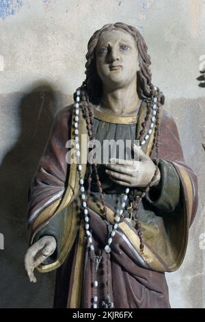 St. John unter dem Kreuz, Statue in der Pfarrkirche St. Katharina von Alexandria in Ribnicki Kunic, Kroatien Stockfoto