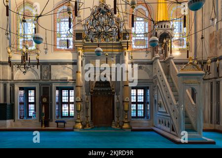 Mihrab und Minbar der Ayazma-Moschee im Bezirk Uskudar. Hintergrundfoto der spätosmanischen Architektur. Istanbul Türkei - 9.24.2022 Stockfoto