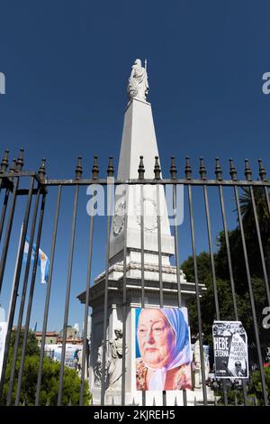 Buenos Aires, Argentinien. 24.. November 2022. Die Mütter der Plaza de Mayo haben Hebe de Bonafini geehrt, der letzten Sonntag gestorben ist. Sie haben die Runde zur Mai-Pyramide Nummer 2328 geschafft. Soziale, gewerkschaftliche und Menschenrechtsorganisationen sowie politische Führer aus verschiedenen Bereichen nahmen daran Teil. (Foto: Esteban Osorio/Pacific Press) Kredit: Pacific Press Media Production Corp./Alamy Live News Stockfoto