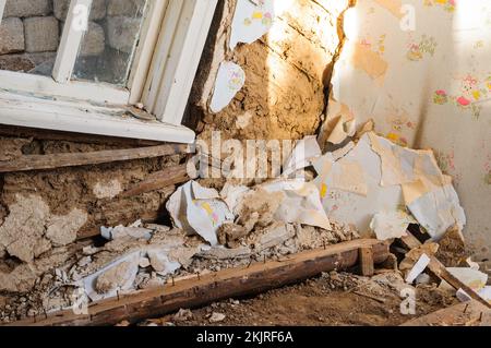 Altes Haus im traditionellen ukrainischen Stil erbaut, zerstört, zerstückelt Stockfoto